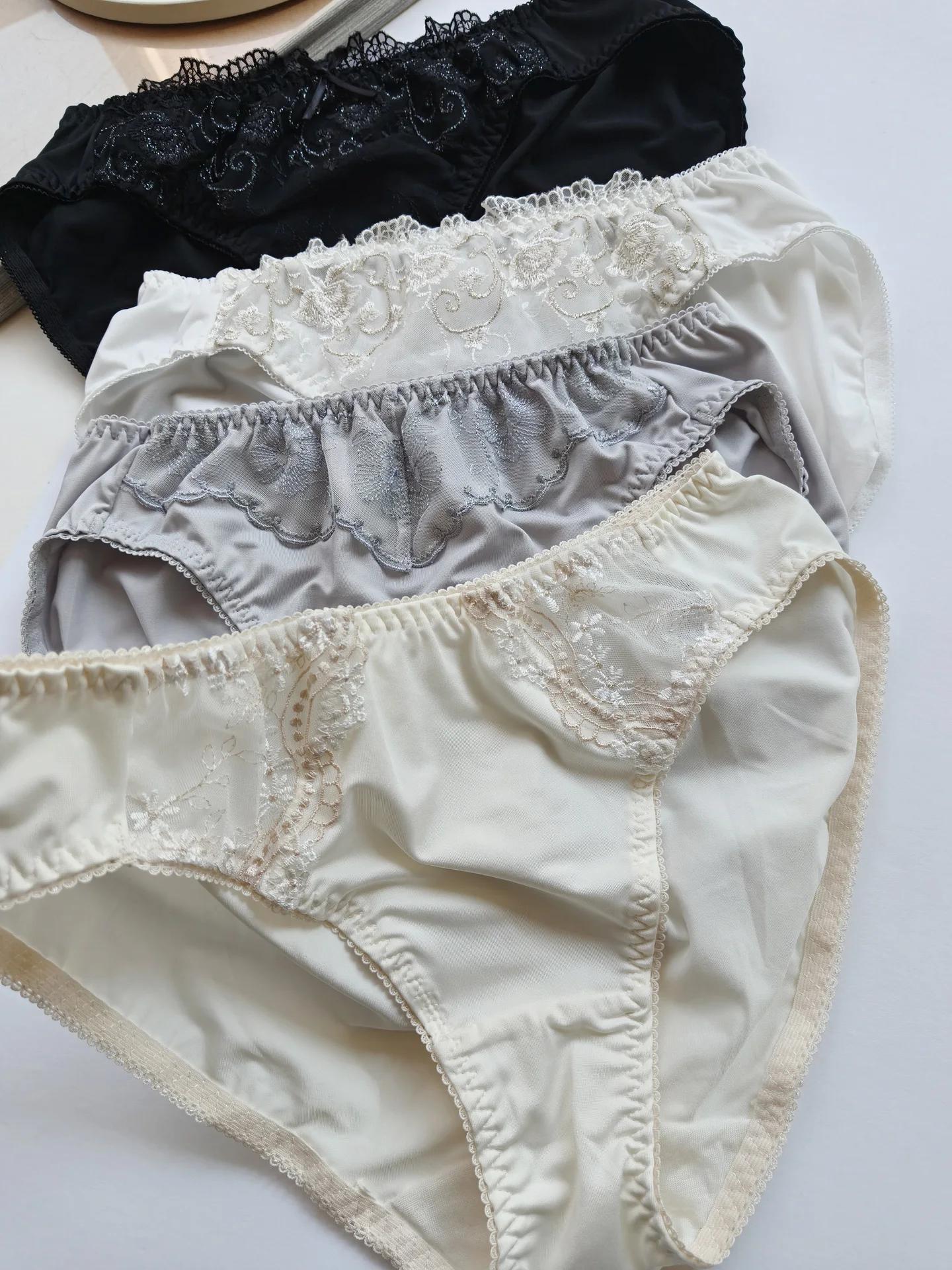 Sexy Mid-Waist Hollow out Silk Seamless Women's Underwear AB Version  Pants Milk Silk Comfortable Briefs Female Youth