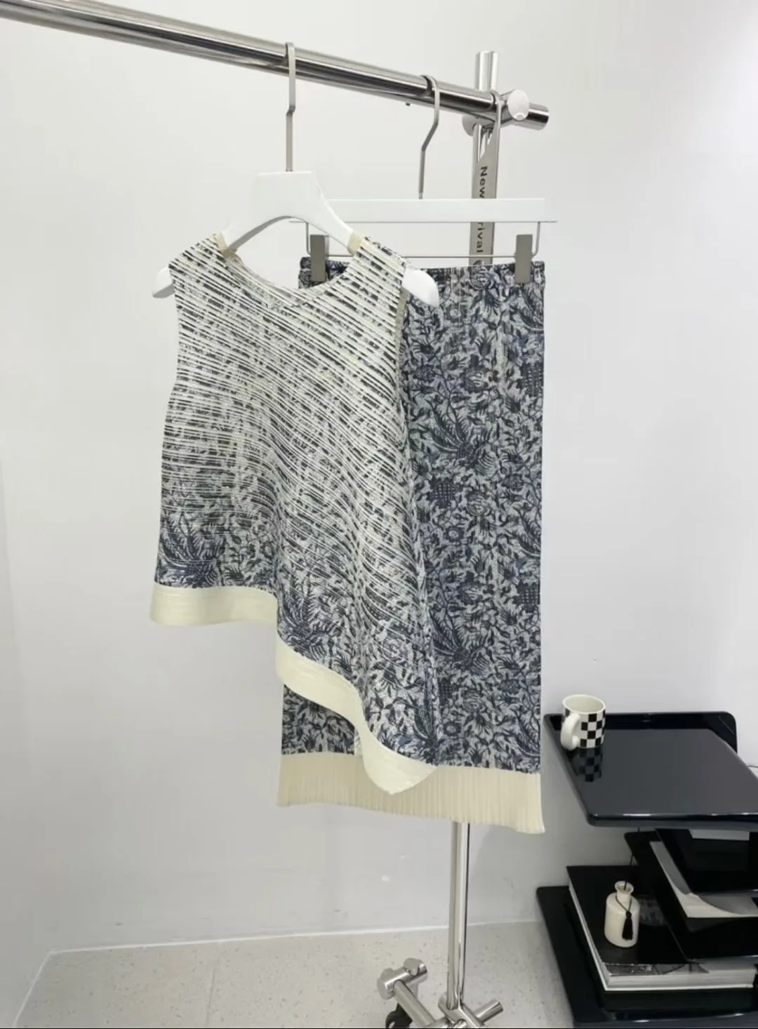 Gonna set moda a pieghe Miyake 2025 Estate nuova canottiera con stampa + mezza gonna snellente sottile 2 set