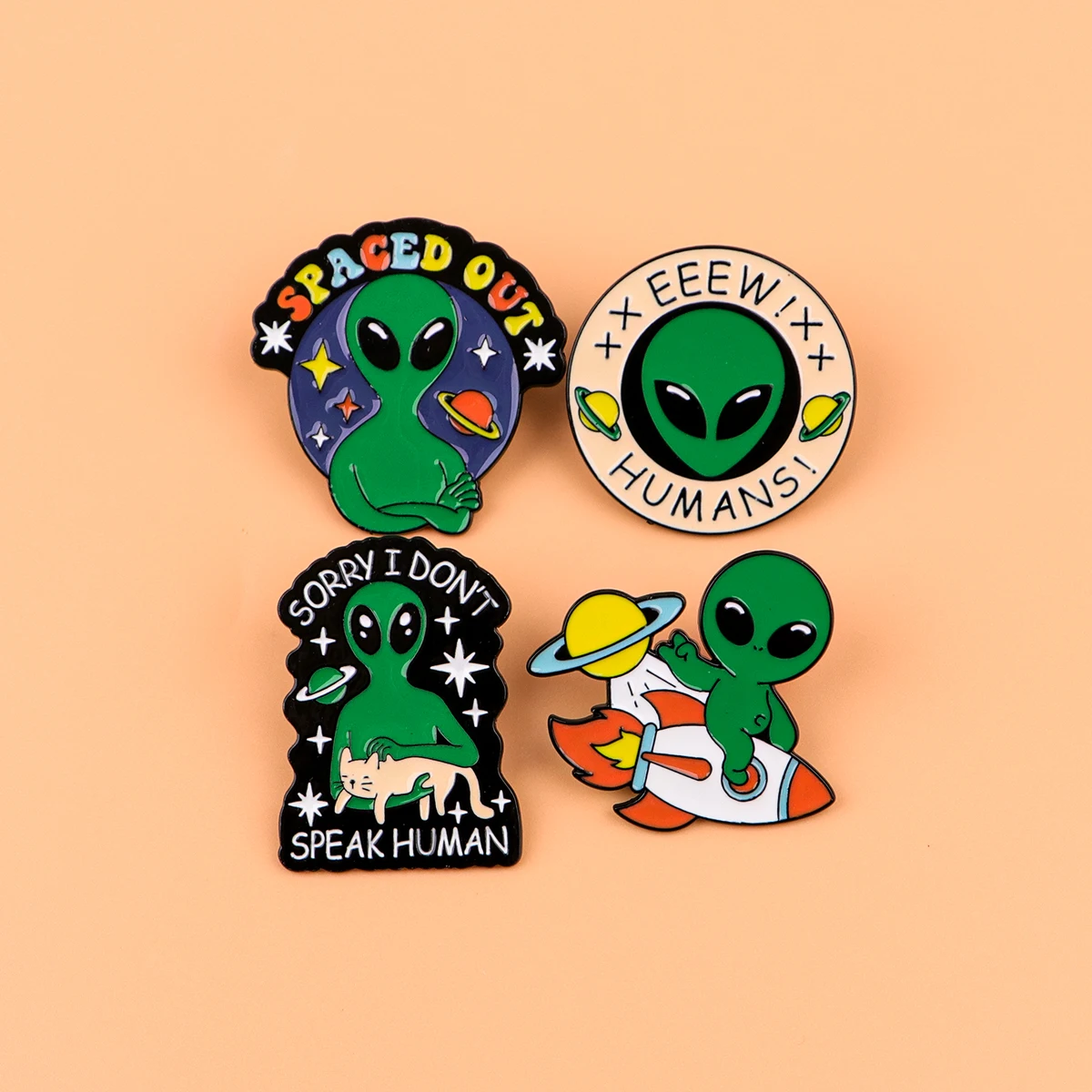 4 pz Carino UFO Alien Smalto Spille Distintivi Del Fumetto sullo Zaino Spille da Donna Cappello Spille Accessori Cosplay Giocattoli Regali