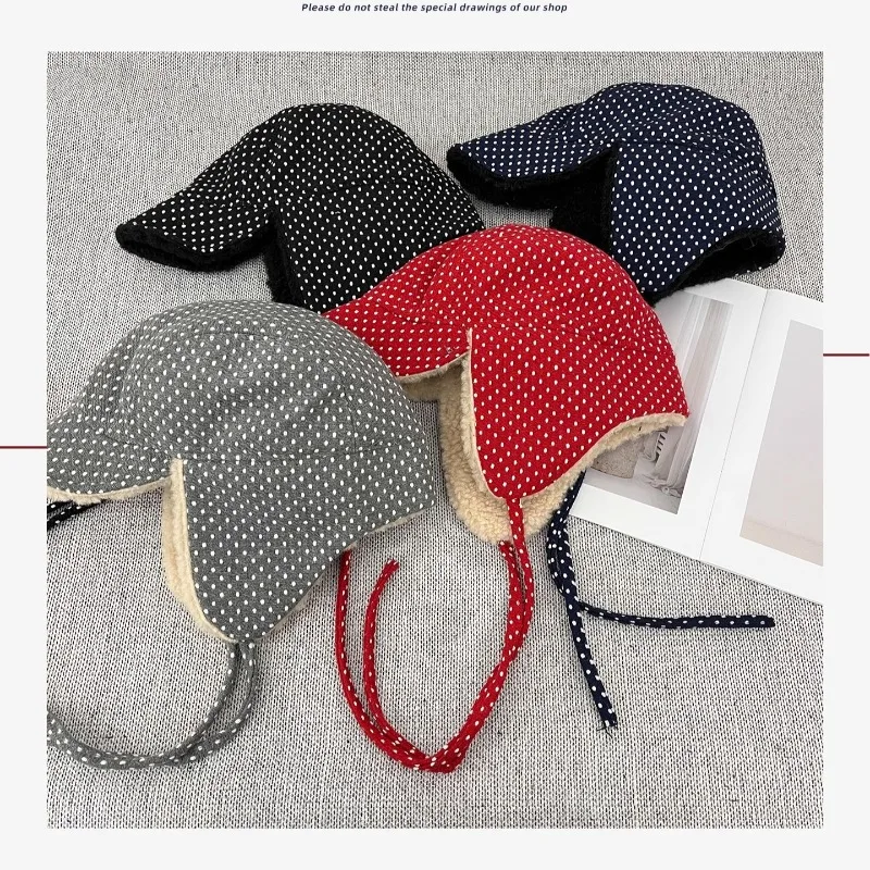 الكورية الأزياء البولكا نقطة الطباعة حزام سدادات حماية الأذن المرأة القبعات الشتاء السفر الدافئة تنوعا سميكة أفخم منفذها قبعة