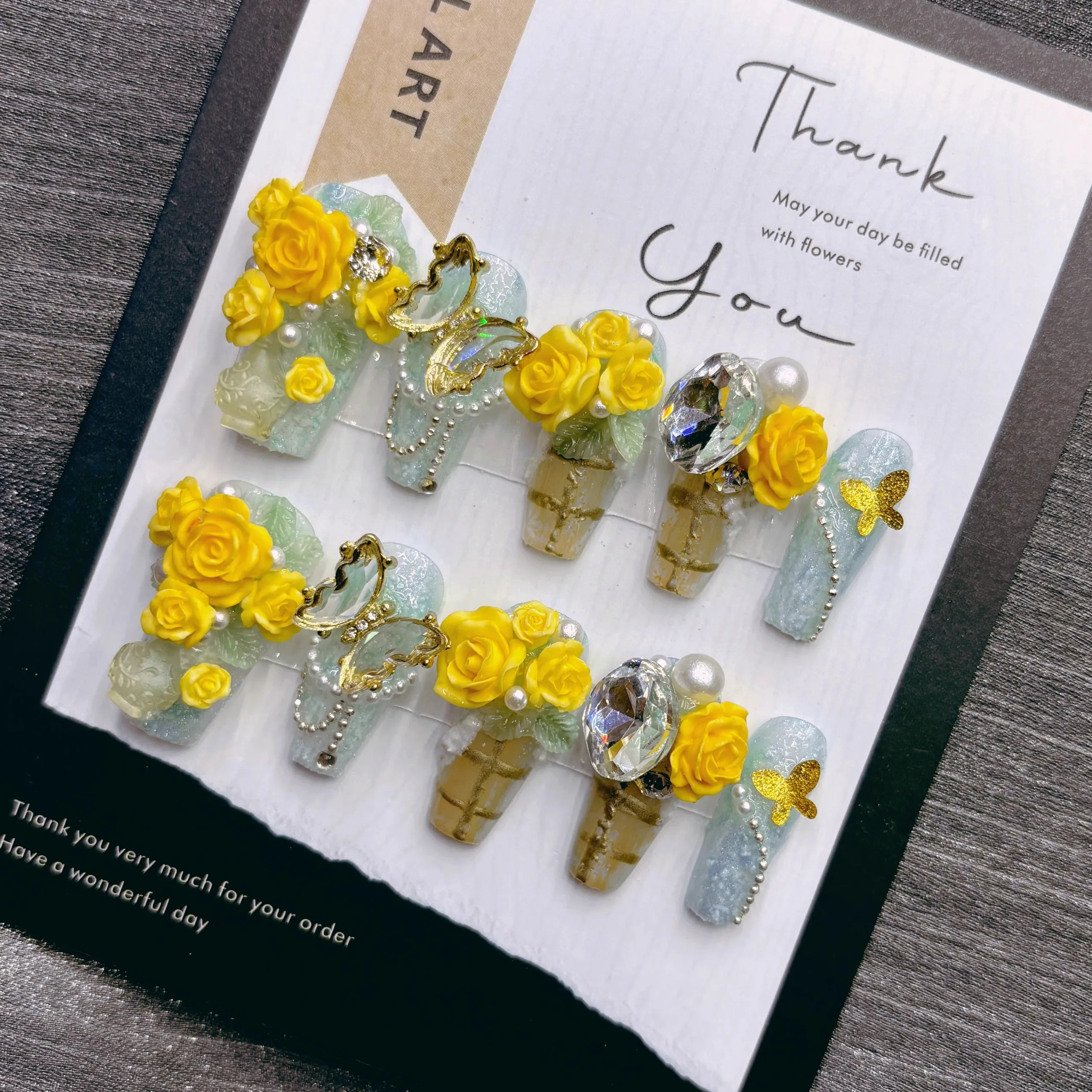 Wibrująca wiosenna prasa na paznokcie Jasnozielona żółta róża z cyrkoniami Perłowy motyl Dekoracja dla kobiet Impreza na świeżym powietrzu Codzienne zdjęcie