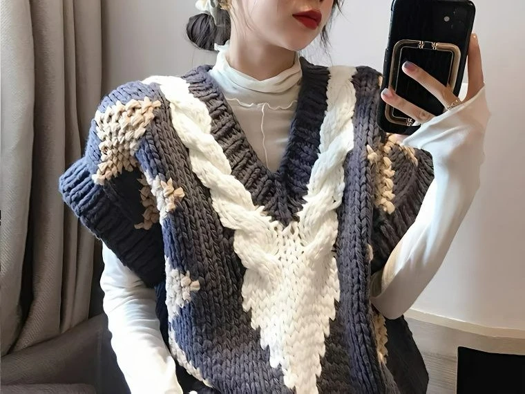 

2025 New Color Contrast V-neck Sweater Autumn Winter Vintage Fried Dough Twists Pullover Wear Knitted Vest