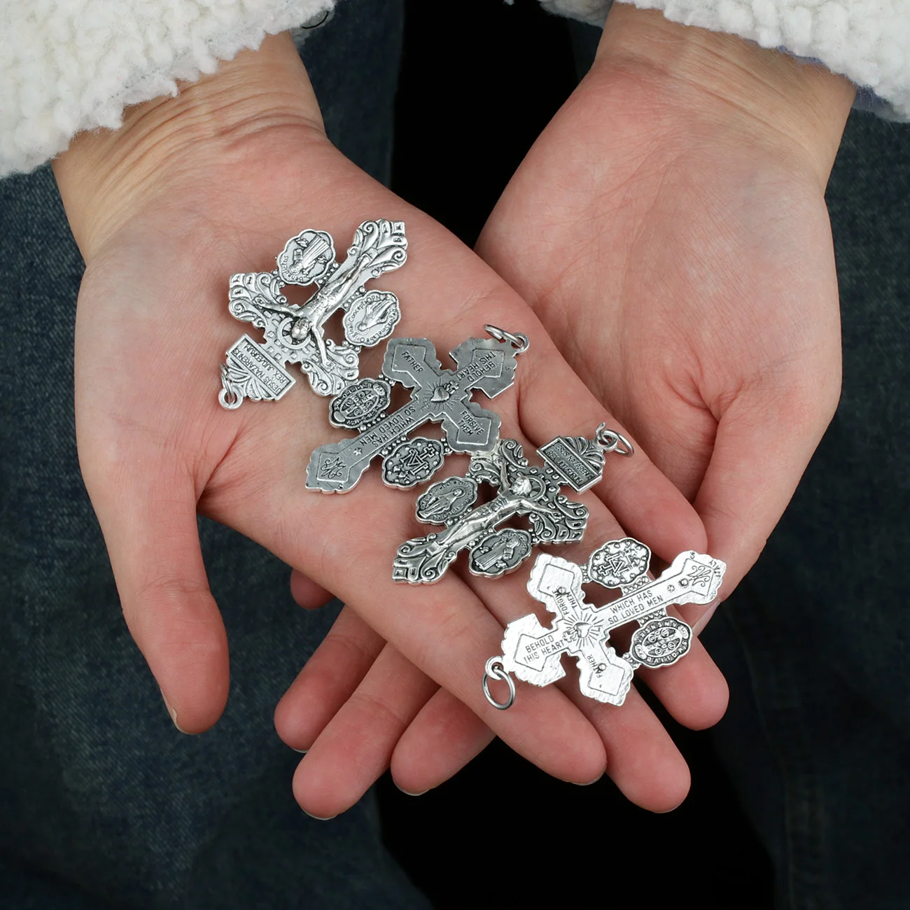 Diyalo 10-teiliges katholisches Kit-Pardon-Kruzifix-Anhänger mit Benedikt-Milagrosa-Medaille für DIY-Halskettenherstellung, Basteln, Vergebung, Schmuck – Detail 2