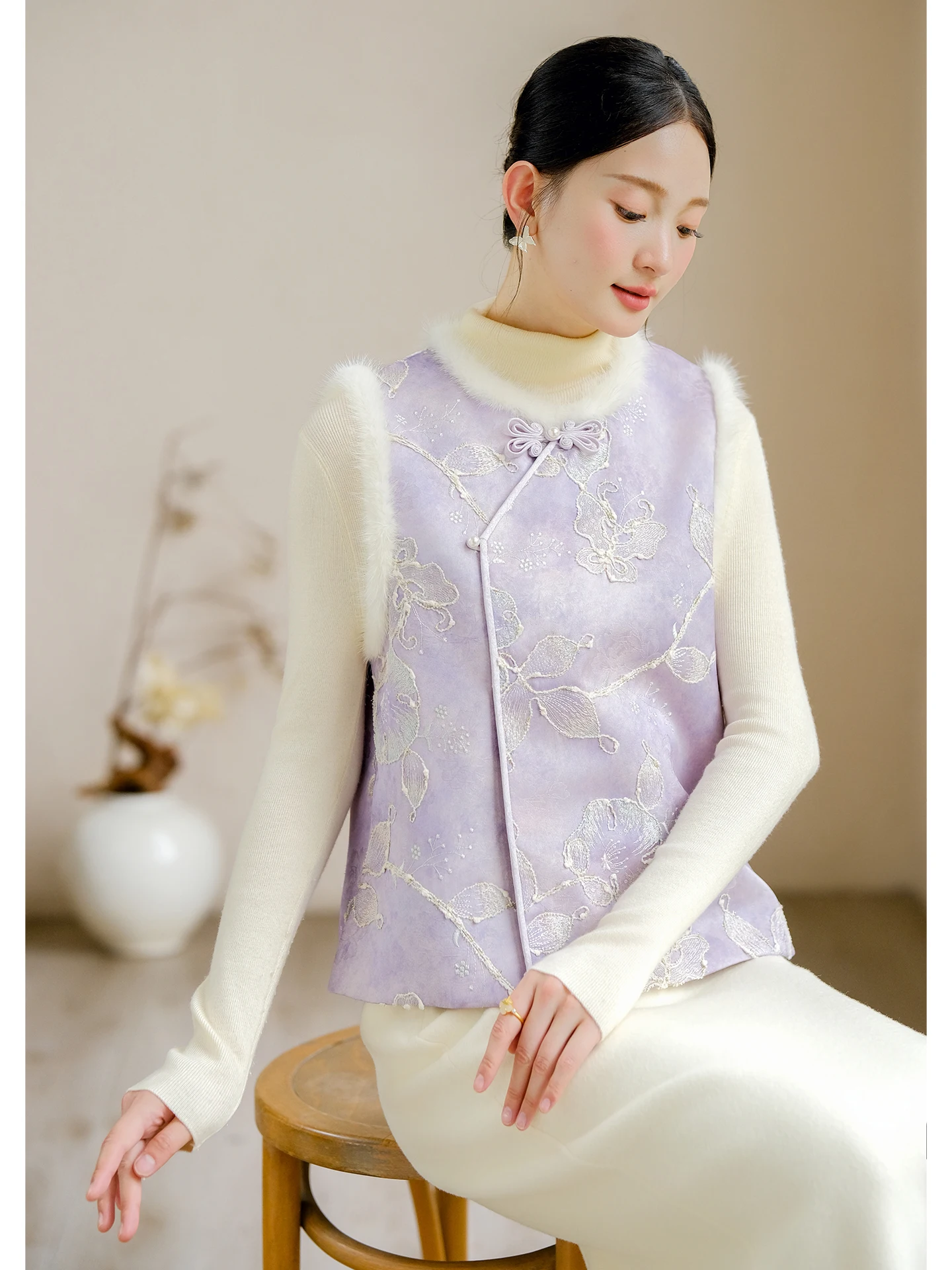 

Young Sle Embroidered Silk Cotton Vest Heavy Work Embroidery Soft Silk Cotton Young Women's Faionable Traditional Chinese...
