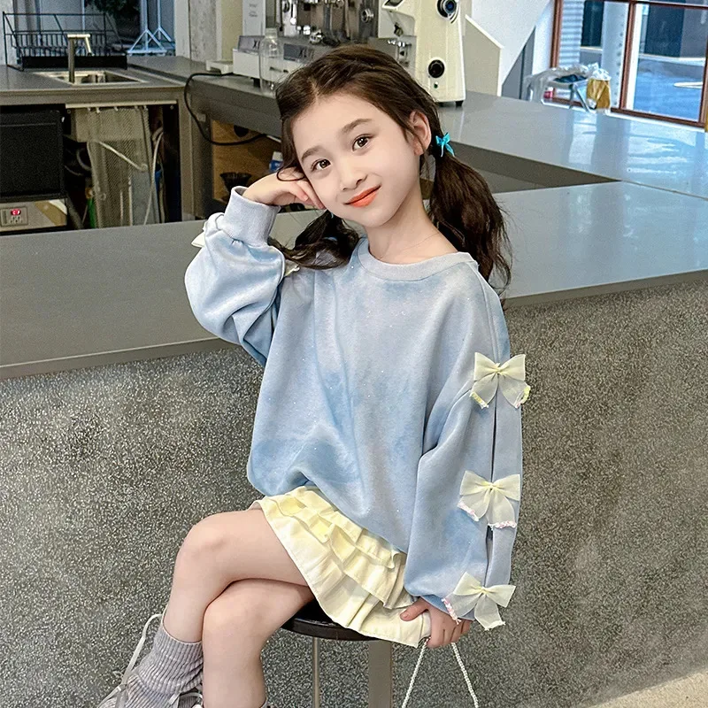 بلوزة بناتي للربيع والخريف بأكمام طويلة ورقبة دائرية جديدة بلون سادة مع فيونكة من الدانتيل ملابس أطفال عصرية وجميلة