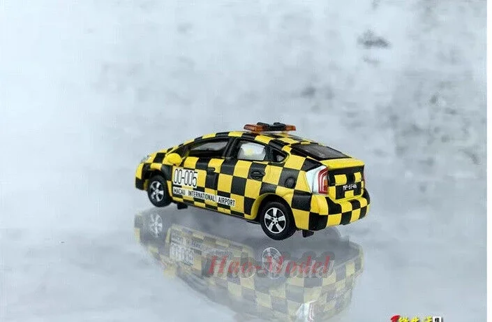 Kecil 1:64 model mobil untuk Toyota Prius MC12, paduan Diecast simulasi mainan anak laki-laki hadiah ulang tahun hobi tampilan ornamen kuning