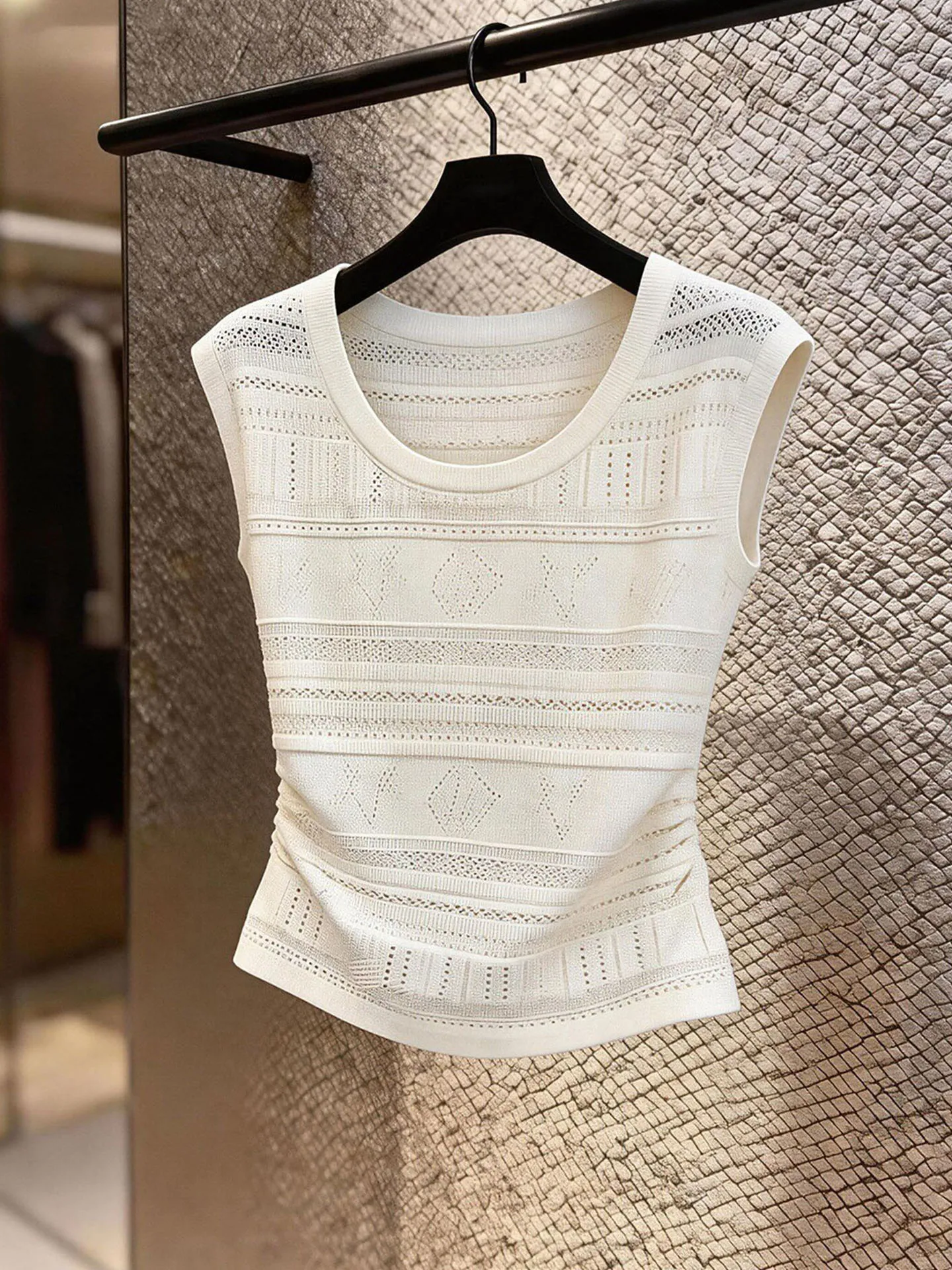 

Fashionable Hollow out Knit Top Women's Commute Style Minimalist Summer 2026 Poetic Lin Brand round Neck Sleeveless Silk