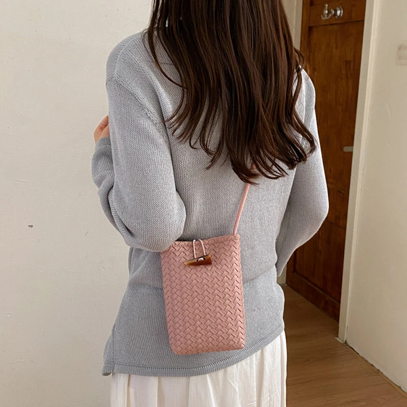 

Unique woven phone bags for women2026New mini shoulder bag with a high-end feel, vertical design with corner clasps, light and c