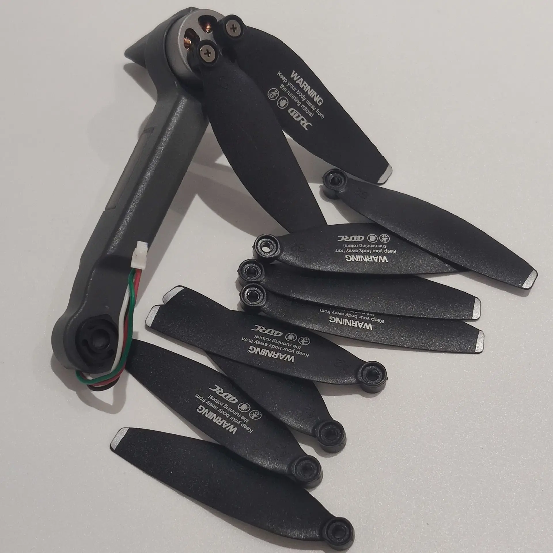 8PCS CW CCW Propellers Blades + Brushless Motor Front Arm B for 4DRC F9 4D-F9 GPS Foldable RC Quadcopter Motor Arm Blade Parts