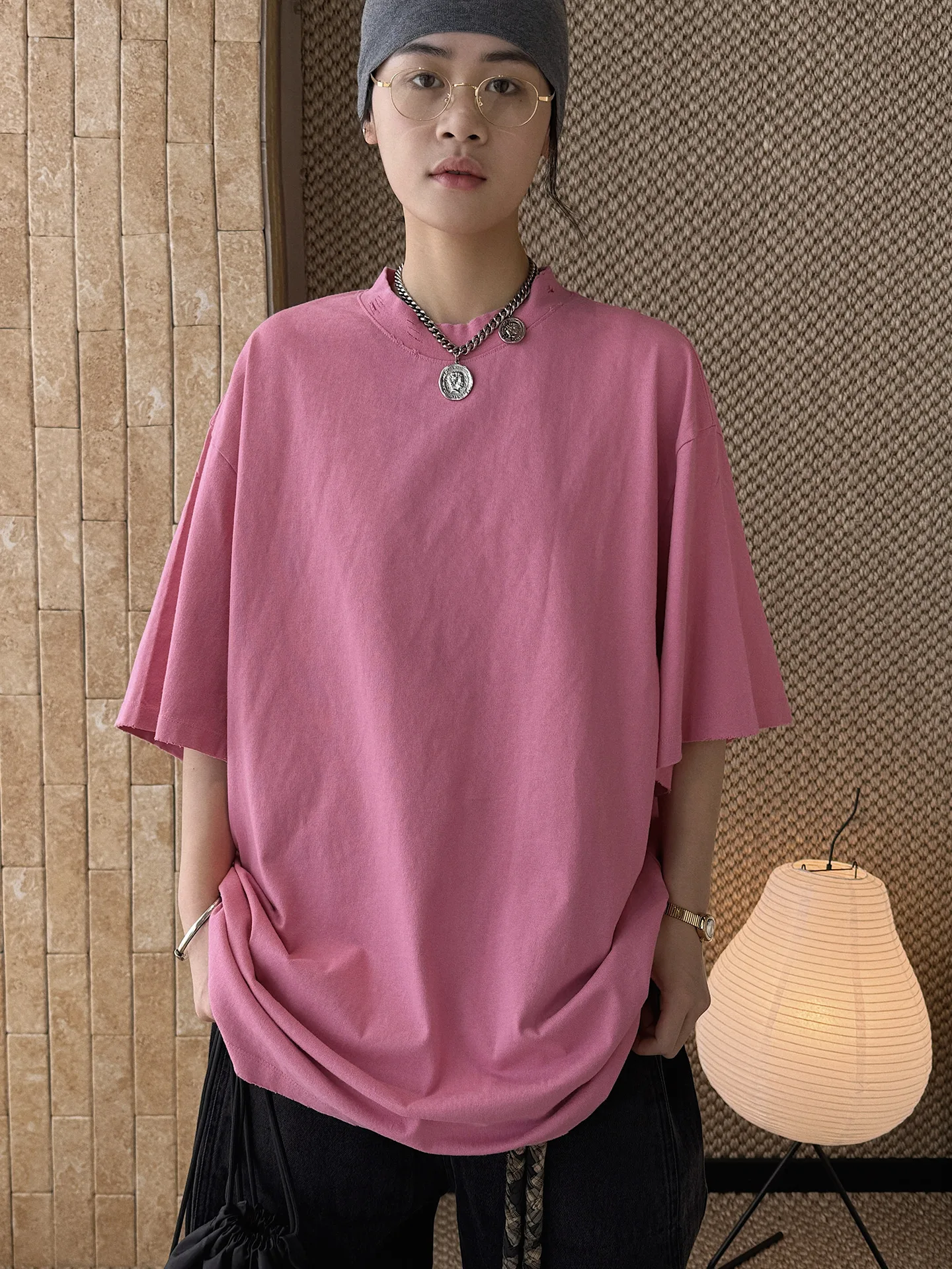 

Весенне-летняя новая женская футболка в парижском спортивном стиле с асимметричным вырезом и отверстиями, свободного кроя.