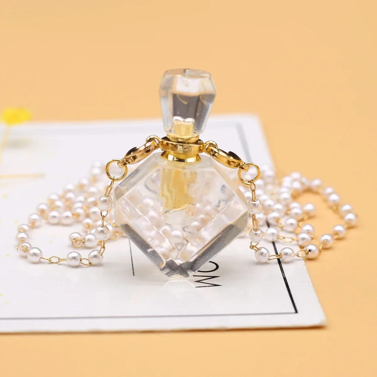 

Natural Clear Quartzs Perfume Bottle Necklace Ashes Vial Natural Stone Essential Oil Diffuser Pearl Bead Chains Fit Women Gift