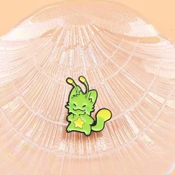 Broche esmaltado gatito verde con tema alien – para mochila y gorra