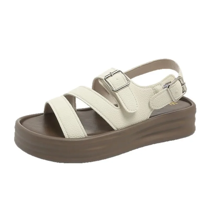 أحذية نسائية موضة 2025 صنادل بكعب بيج بفم ضحل مفتوح من الأمام وحزام بإبزيم متوسط فاخر أسود صيفي جديد ربيعي مسطح منخفض P