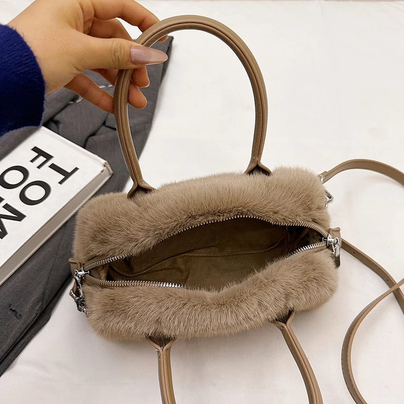 حقيبة كتف صغيرة مريحة منفوشة من الجانب الأيسر للنساء حقيبة حمل قطيفة لطيفة مع مقبض جلدي حقيبة يد شتوية ناعمة على شكل دمية دب