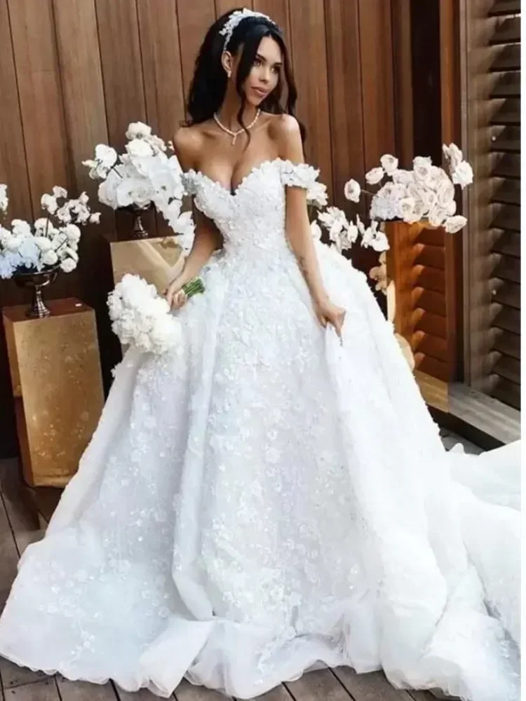 Maßgeschneiderte, wunderschöne Brautkleider mit freiem Schulterbereich und dreidimensionalen Blumenmotiven, mit abnehmbarer Schleppe, in Übergrößen erhältlich.