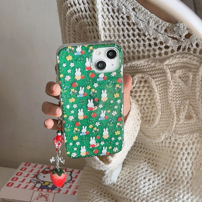 Miffy เคสโทรศัพท์ Kawaii ดอกไม้สีเขียว Miffy กระต่ายการ์ตูนเคสโทรศัพท์เหมาะสําหรับ Iphone 16 Pro Max นําจี้สตรอเบอร์รี่
