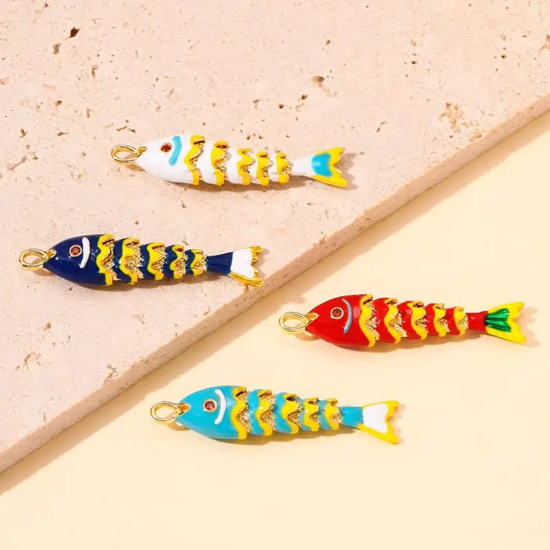 الكارب مطلي المينا الأسماك سحر مجوهرات اكسسوارات DIY المعلقات المنقولة الأسماك المعدنية الصغيرة الإبداعية للماء بالتنقيط النفط الأسماك يوميا