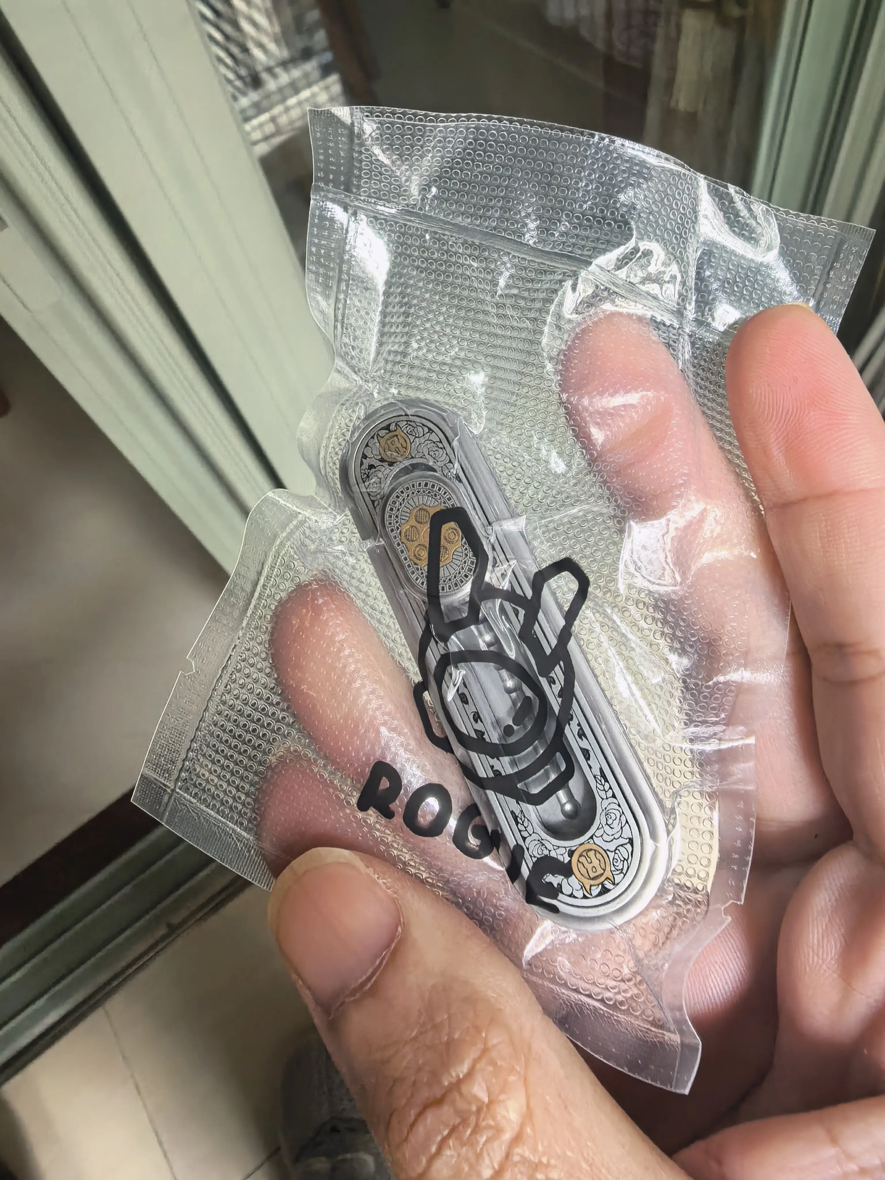 ROGUE meat pigeon, clever crispy stick EDC push card, metal material