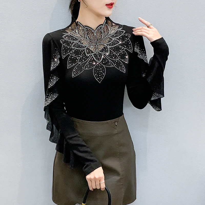 Estación europea Otoño Invierno nueva camiseta de cuello alto para mujer encaje ahuecado camisa de diamante moda manga larga volantes Tops