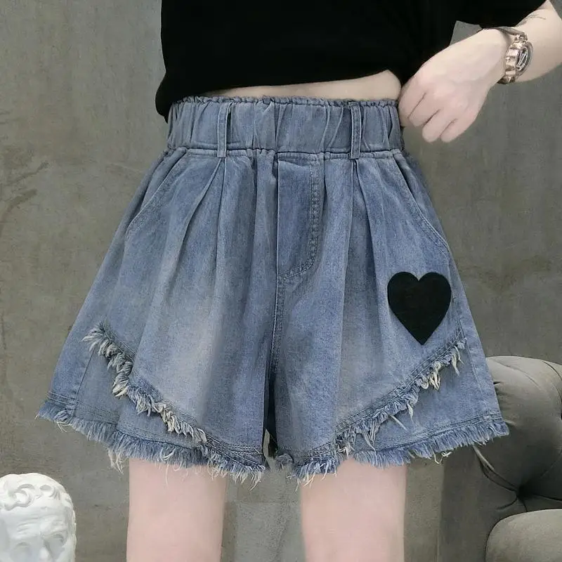Celana pendek Denim klasik wanita, Jeans lurus longgar kasual pinggang tinggi elastis biru Musim Panas 2024 pola cinta Chic