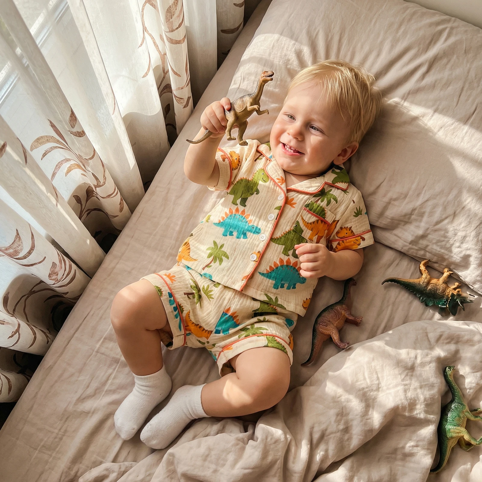 

Летняя одежда для маленьких мальчиков, комплекты с принтом динозавра/трактора, рубашки на пуговицах с V-образным вырезом и короткими рукавами, топы и шорты