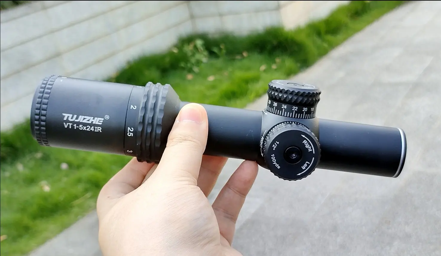 Immagine 6: Mirino ultra-compatto VT1-5x24IR, ingrandimento 1-5x, ampio campo visivo, reticolo illuminato rosso e verde per differenziazione dei punti di mira.