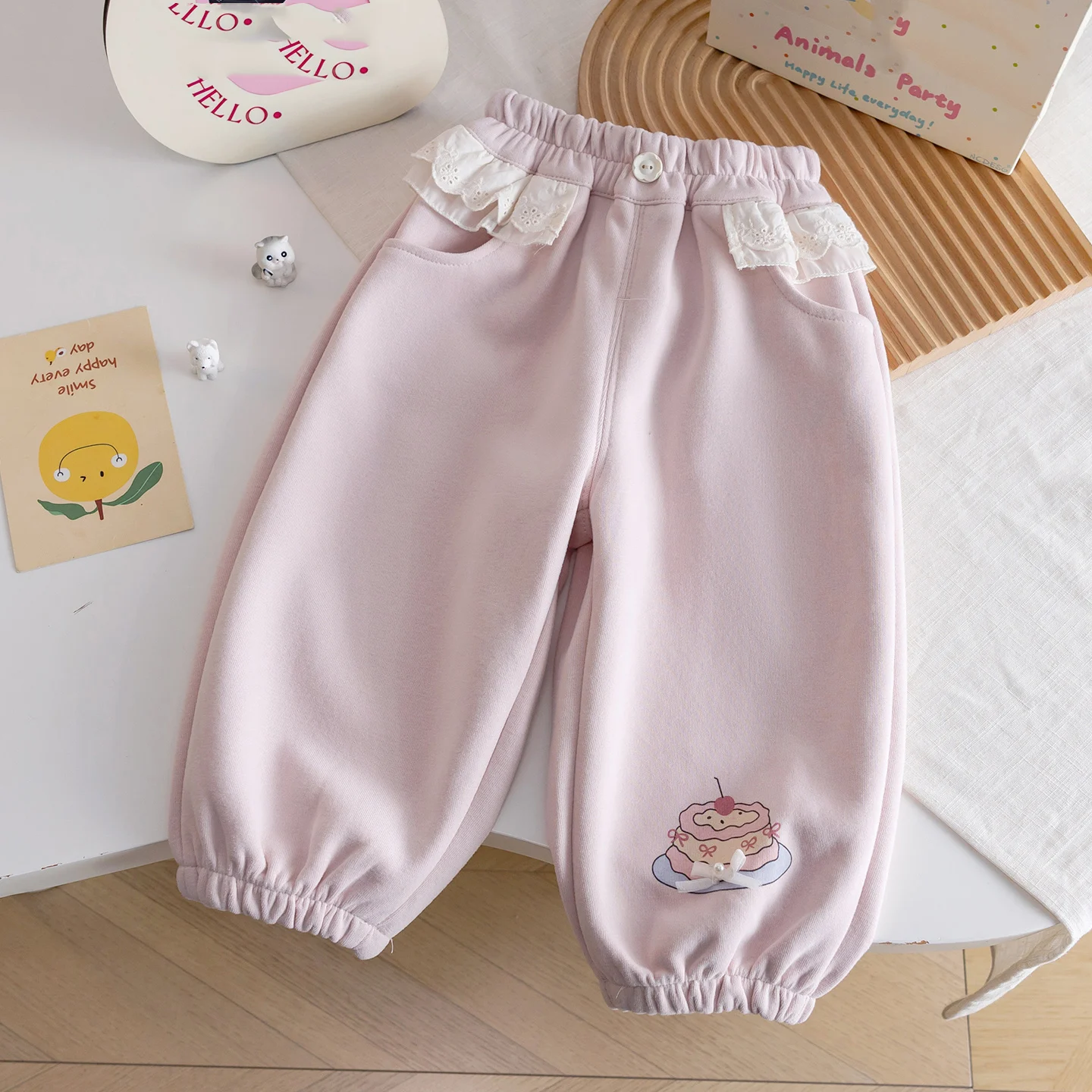 

Осенне-зимние модные хлопковые брюки-торт, свободные спортивные штаны с корейским принтом, повседневные брюки с кружевом на талии для маленьких девочек