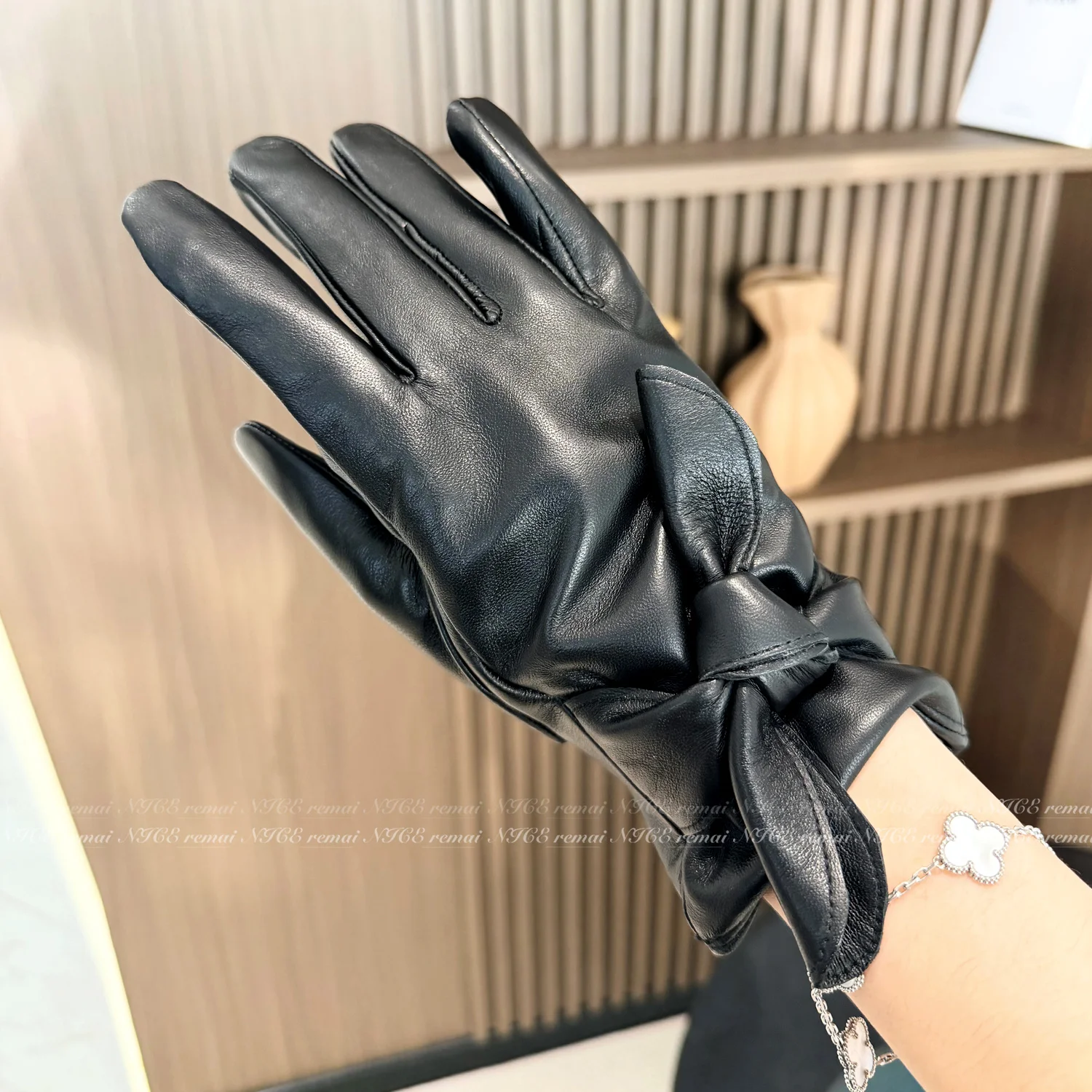 gants-en-peau-de-mouton-avec-nœud-doublure-en-polaire-pour-plus-de-chaleur-accessoires-d'hiver-elegants-et-tendance-pour-femmes-style-diva