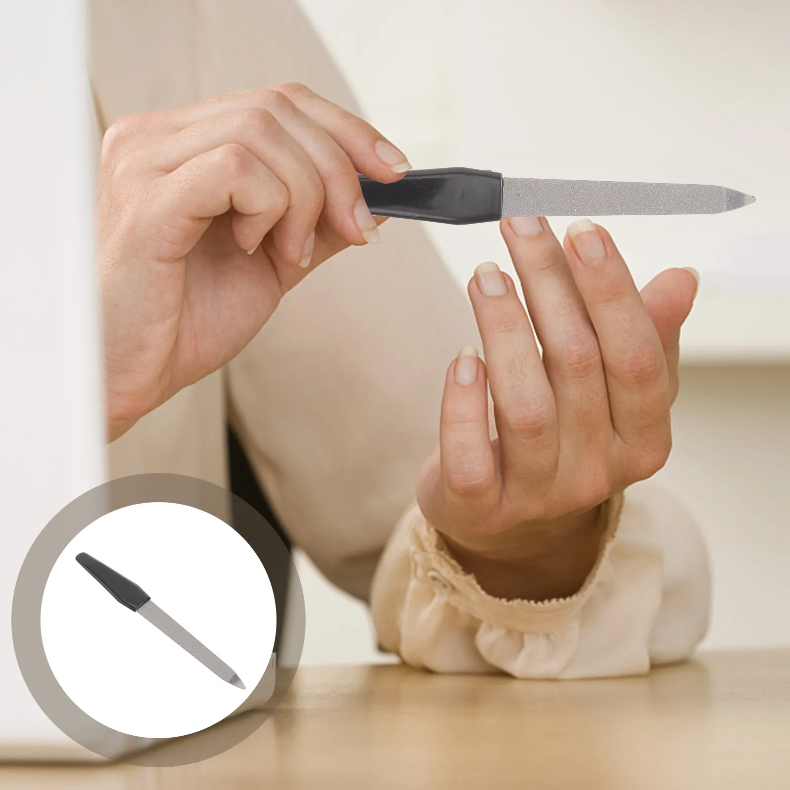 

Профессиональная двусторонняя пилка-буфер для ногтей из нержавеющей стали с пластиковой ручкой для натуральных, акриловых и гелевых ногтей.