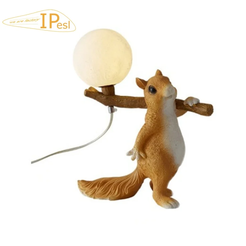 Designer cute fruit carrying squirrel cartoon table light bedroom bedside lamp resin Desk lamp Children\'s gifts drop shipping