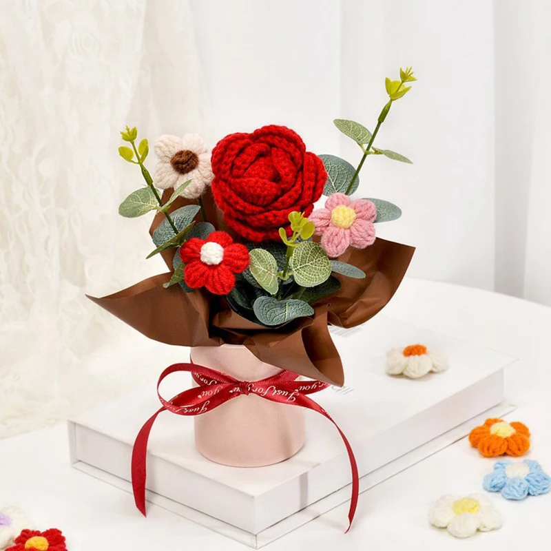 Gestrickter Blumenstrauß Gehäkelte Rosenblumen in einem Eimer Weihnachts- und Lehrertagsgeschenk Künstliche Blumen Gehäkelter Strauß – Detail 6