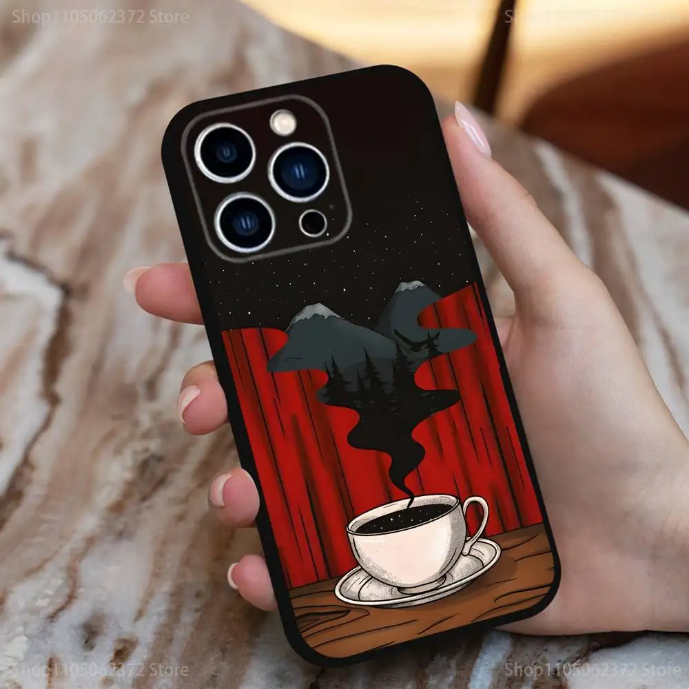 حافظة W-Welcome To T-Twin Peaks لهاتف iPhone 17,16,15,14,13,12,11 Plus,Pro Max,XS,X,XR,SE,Mini,8,7,غطاء أسود من السيليكون الناعم