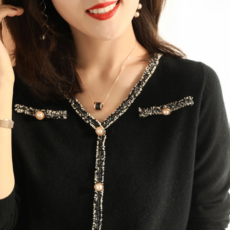 Dickes, mit Blumen gespleißtes, gestricktes Basisshirt mit V-Ausschnitt für Damen, lockerer, lässiger Perlenknopf, weicher, klebriger Pullover, innen geschichtet