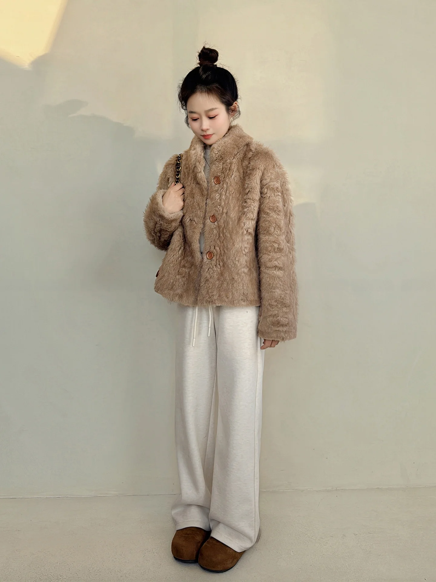 

Warm Faux Fur Short Jacket Women's Integrated Leather And Fur Winter Outerwear Vintage Style Youth Straight Tube Fit Shirt