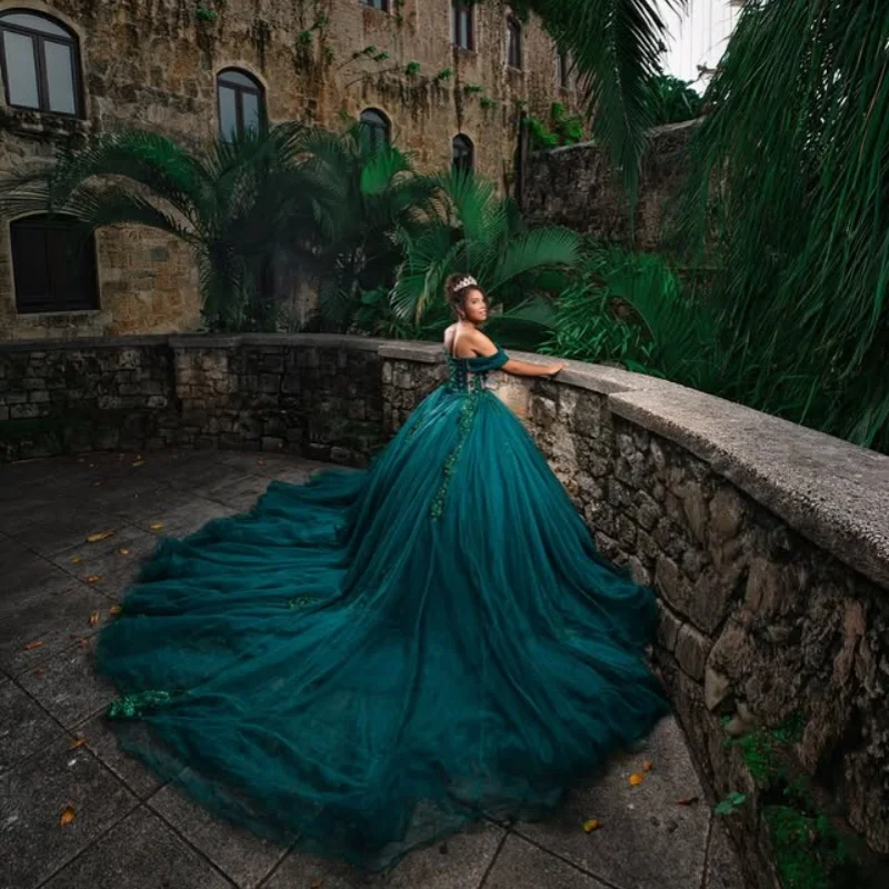 ชุดเดรสงาน Quinceañera สีเขียวเข้ม แบบเปิดไหล่ ประดับลายดอกไม้ ผ้าลูกไม้ซ้อนชั้น หางยาว ชุดเดรสสำหรับงาน Quinceañera อายุ 15 ปี ﻿ ปรับแต่ง