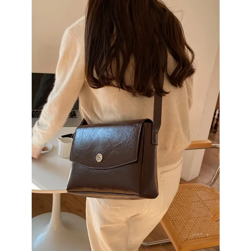 2024 New Simple and Stylish Large-capacity Commuter Briefcase Female Retro Postman Bag with High-grade Shoulder Messenger Bag