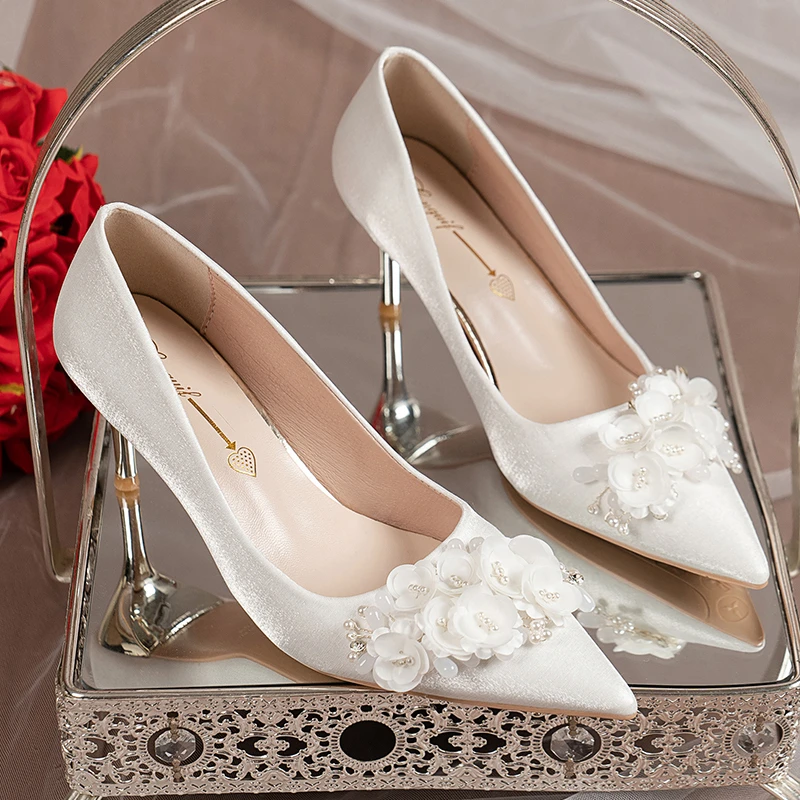 Zapatos de seda de talla para mujer, calzado de tacón grueso, Punta puntiaguda, perlas, tacones altos, boda, novia, dama de honor, blanco