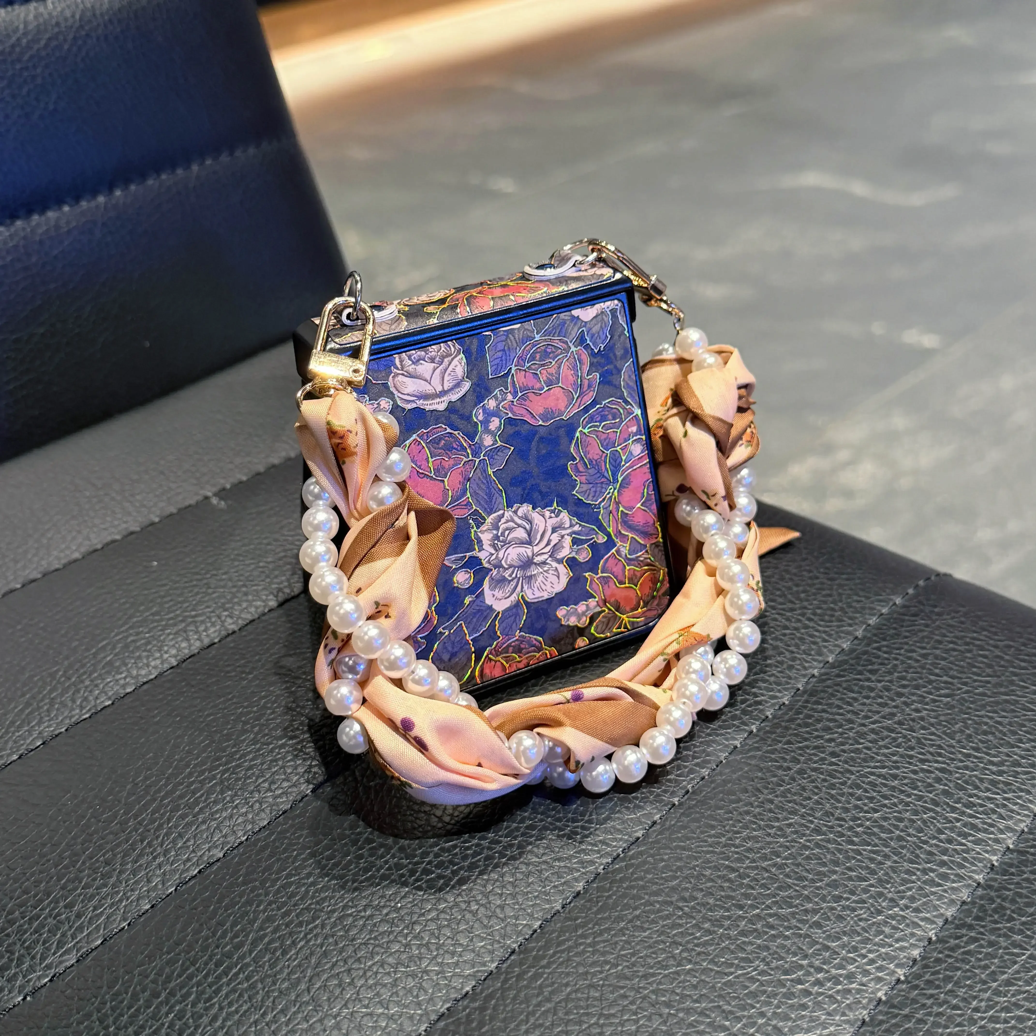 Brązująca skórzana osłona PU i perłowy szalik na nadgarstek Bransoletka z łańcuszkiem do telefonu Samsung Galaxy Z Flip 6 5 4 3