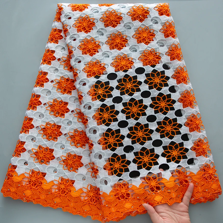 ​-​-tissu-africain-en-dentelle-guipure-orange-vibrante-broderie-florale-3d-sur-blanc-avec-texture-drapee-liquide-pour-robes-couture