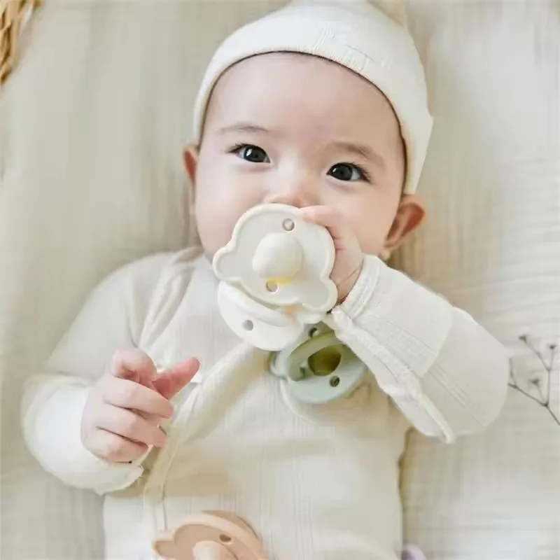 Bambino con ciuccio