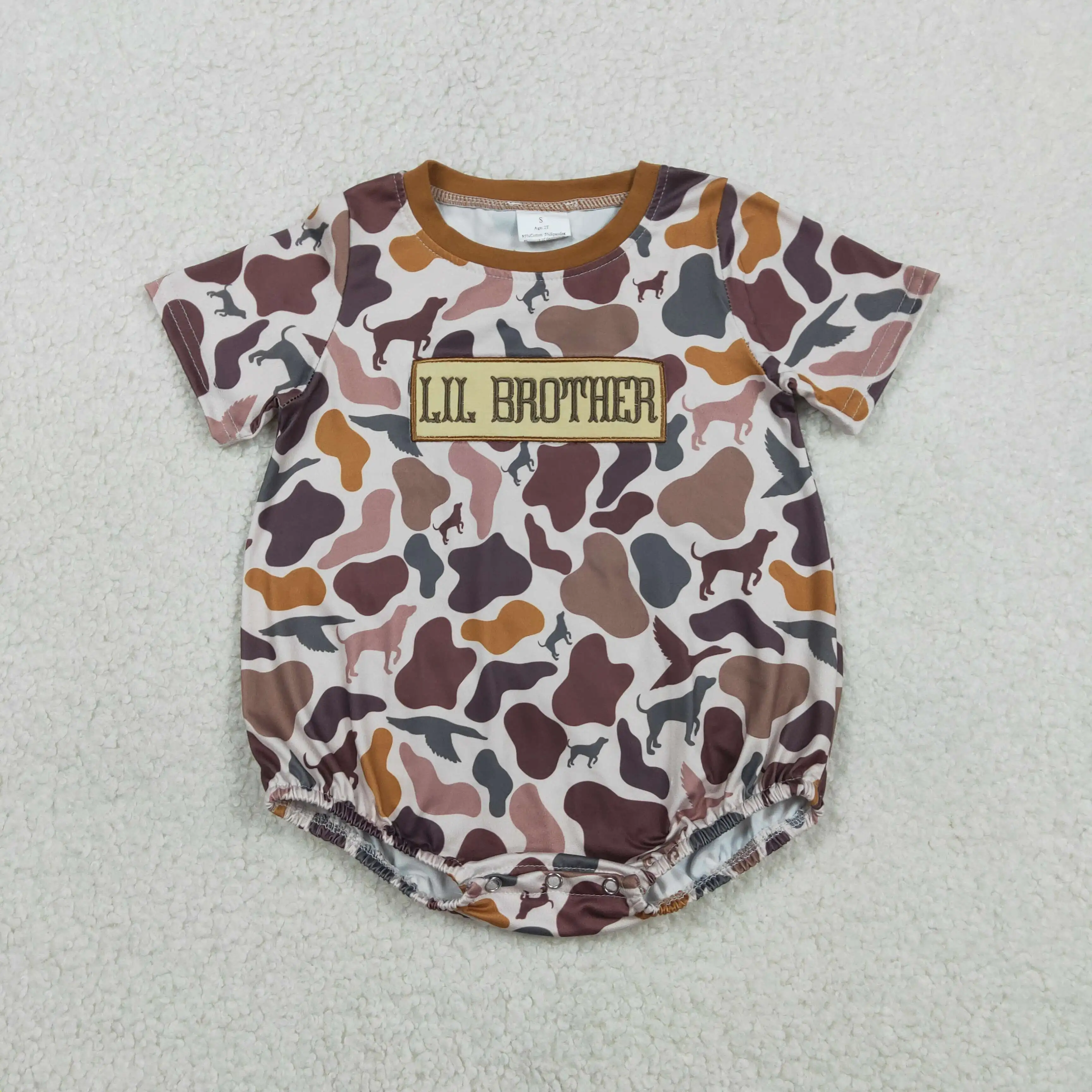 macacao-de-bebe-para-meninos-sr3865-com-bordado-de-cachorrinho-e-camuflagem-manga-curta
