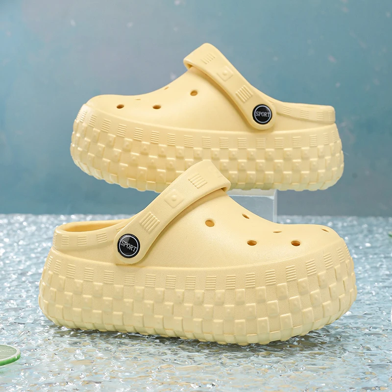 

A pair of children's summer outdoor slip-on shoes with soft, comfortable, and lightweight design, size 28-38，RA-3096-5