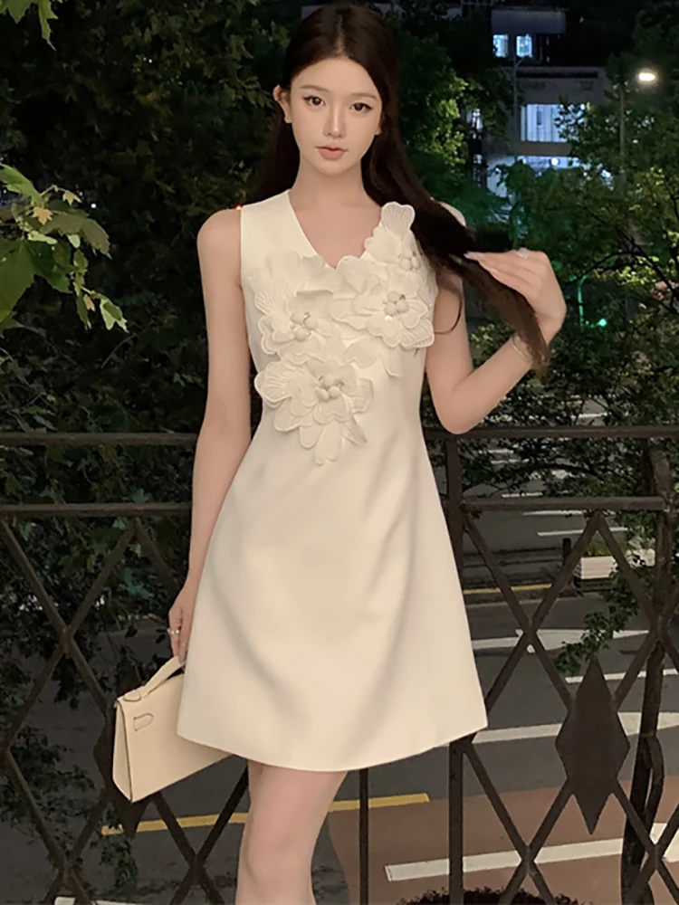 Biała Elegancka Sukienka Mini z Aplikacjami, Dekolt V, Letnia Moda Damska, Bez Rękawów, Codzienna Sukienka 2025 Koreańska Sukienka Bodycon na Imprezę