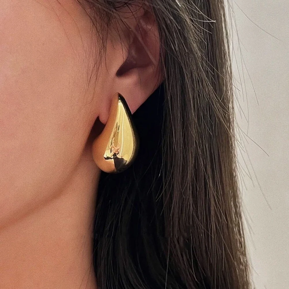 Pendientes de gota de agua chapados en oro de acero inoxidable para mujer, pendientes de aro de gota de agua de Metal liso ligero, joyería de moda