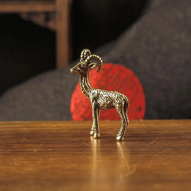 Antike Ziegenfigur aus Messing mit handgeschnitzten Details, antikes Messingfinish, perfekt für die Dekoration von Wohn- und Büroräumen, Sammlerstück, Geschenkidee. – Detail 3