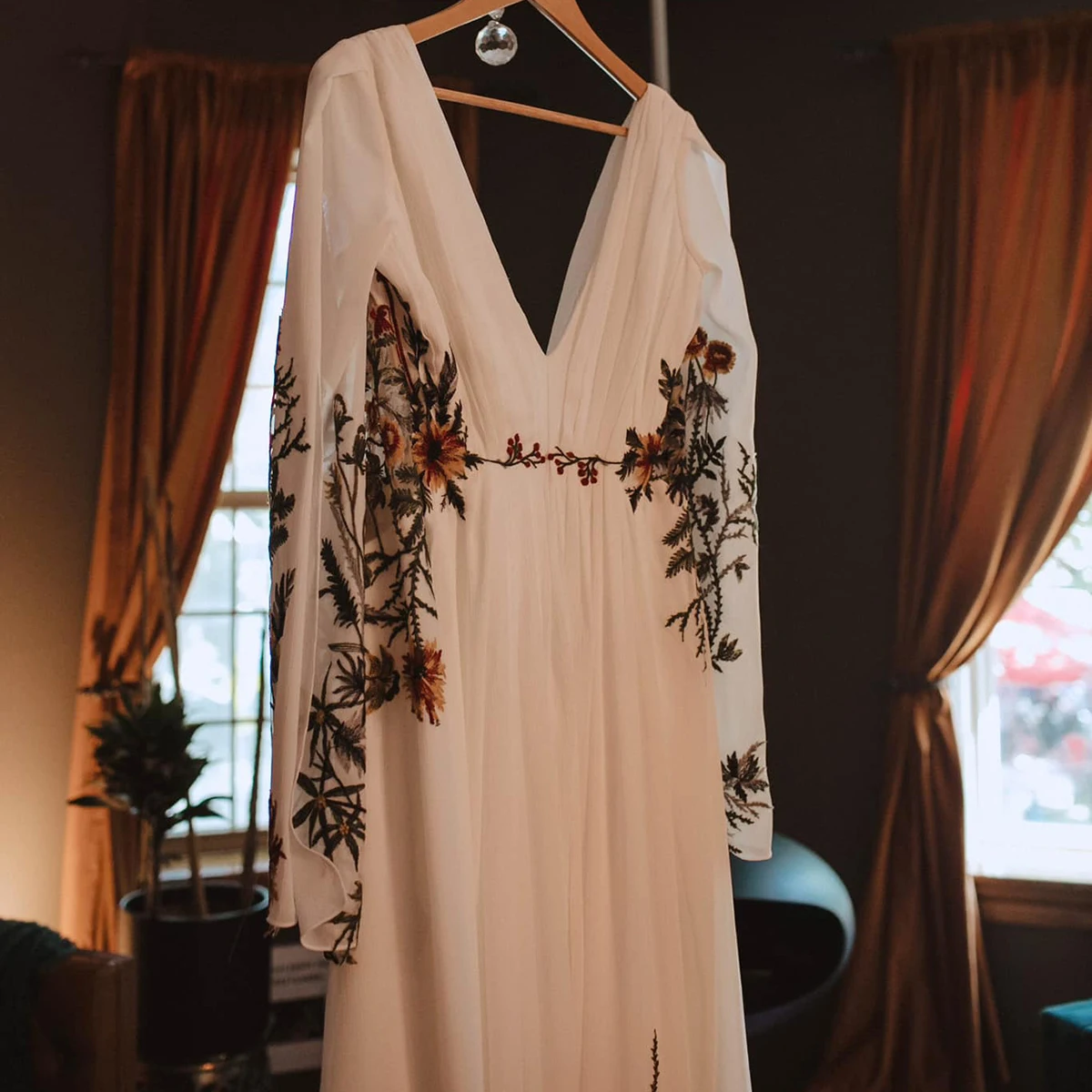 Long Flare Split Sleeve Boho Colorful Embroidery Wedding Dress Plus Size A Line Chiffon Rustic Outdoor Garden V Neck Bridal Gown