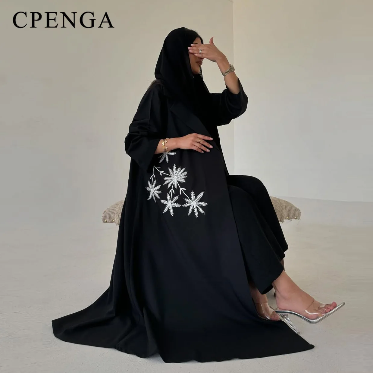 

Ближневосточное скромное черное платье Абая. Роскошный кардиган с вышивкой в Дубае и зубчатыми лацканами. Новый свободный турецкий халат-кафтан.