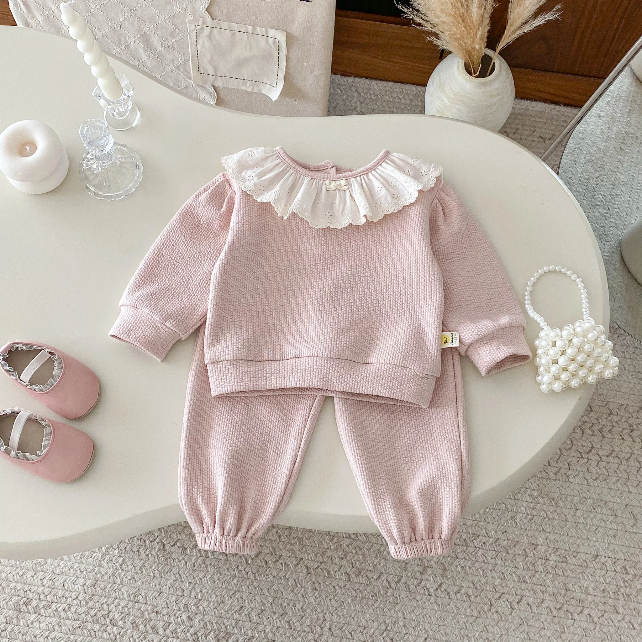 Frühlings- und Herbst-Set im Koreanischen Stil: Niedliches Baby-Sweatshirt mit Spitzenbesatz und Puppenkragen sowie Jogginghose – Detail 1