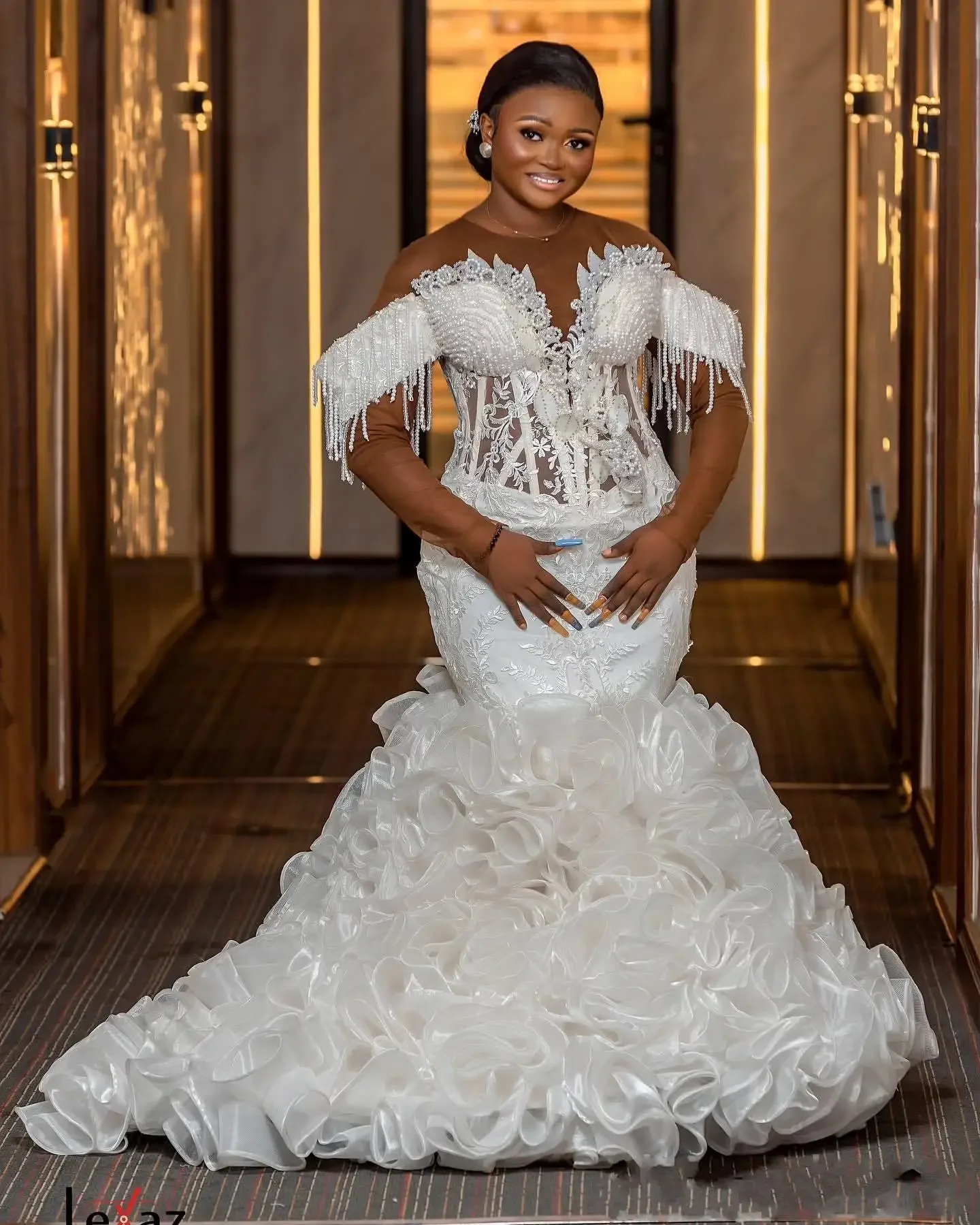 Suknia ślubna z koronką, odkryte ramiona, z personalizowanymi frędzlami, prześwitująca, z kaskadowymi falbanami, suknia dla panny młodej, robe de mariée.