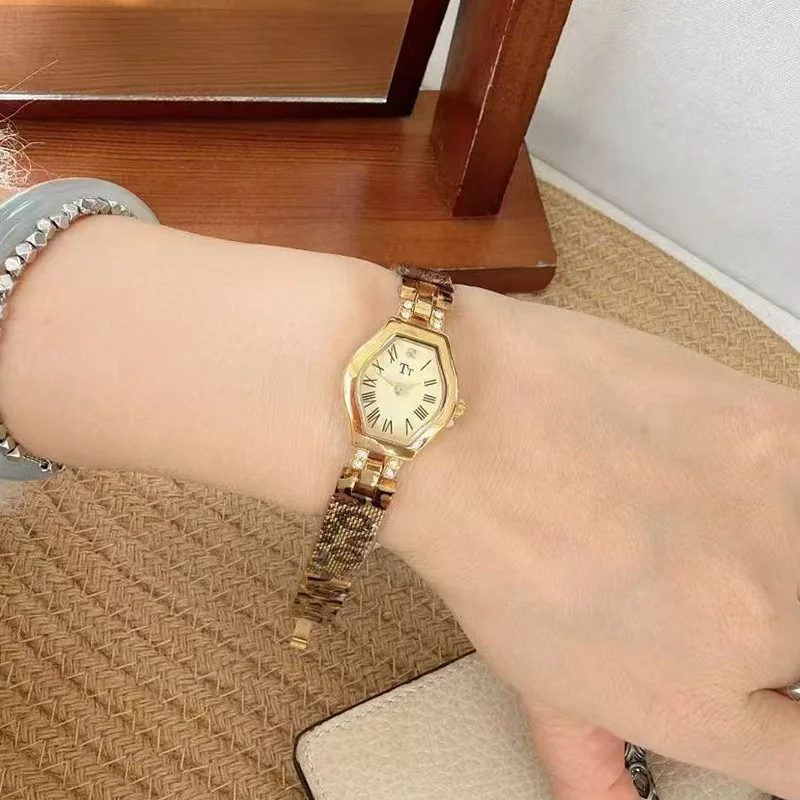 

Новые стильные и роскошные женские часы с сетчатым ремешком и леопардовым принтом в винтажном стиле, тонкие кварцевые часы в форме бочонка в ретро-стиле.